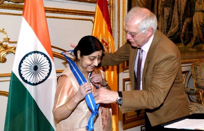 Sushma Swaraj Wiki, Age, Death, Caste, Husband, Children, Family ...